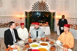 Image du Maroc Professionnelle de  Sa Majesté le Roi Mohammed VI, discute avec Jared Kushner, conseiller principal du président Donald Trump, à gauche, durant le repas de l’Iftar  à la résidence du roi royal à Salé, au Maroc. Mardi 28 mai 2019. à droite, le prince héritier Moulay Hassan. (Photo/ SPPR) via Jalilbounhar.com 